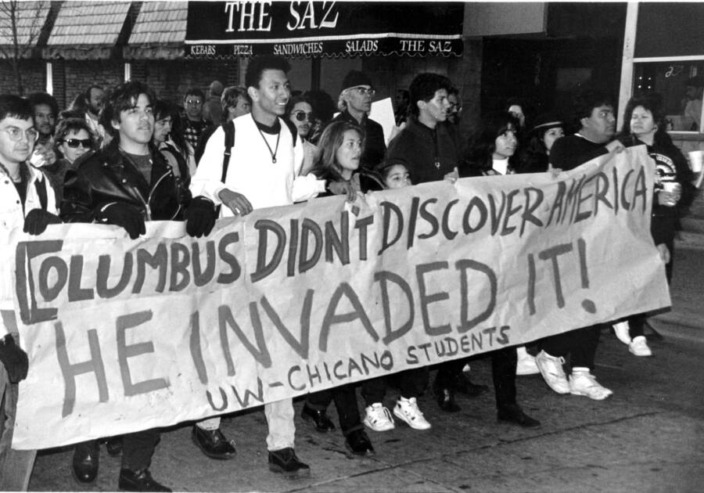 นักศึกษามหาวิทยาลัยชิคาโก้ เดินขบวนประท้วง ให้เลิกยกย่องโคลัมบัสในปี 1992 | UW Archives